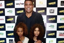 Ronaldo curte cinema com as filhas e semelhança volta a impressionar