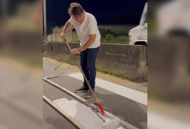 Vereador Vavazinho pinta faixas de pedestres após DER alegar falta de recursos