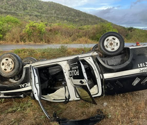 Capotamento de viatura da Polícia Civil deixa dois agentes feridos na AL-220