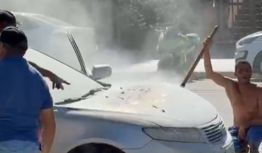 Veículo pega fogo na praia de Pajuçara, em Maceió