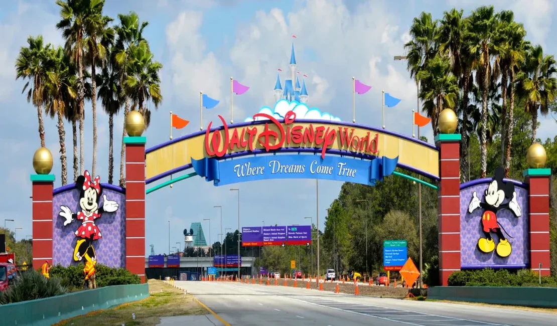 Dois suspeitos de atacar cão Orelha estão na Disney; polícia quer evitar protesto no aeroporto