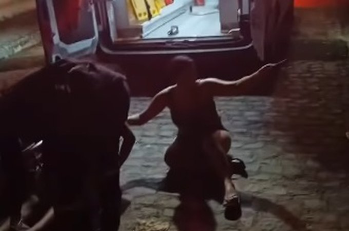 Jovem sofre lesão no joelho após escorregar em sacola com fezes no Recife