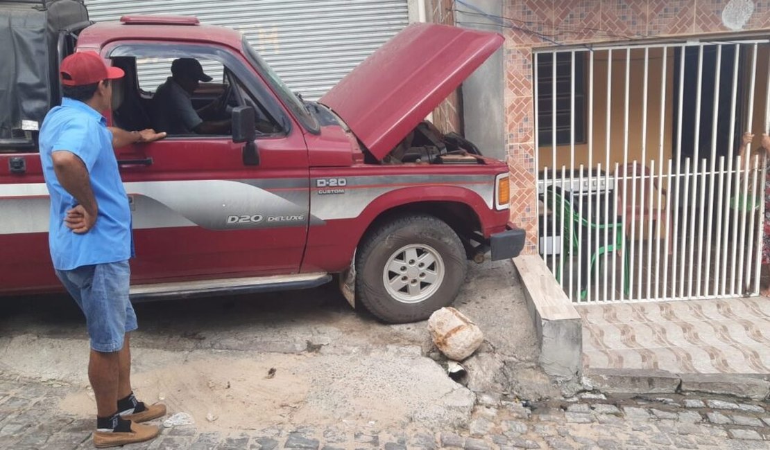 Caminhonete D-20 sofre pane, desce ladeira e atinge muro de residência, em Santana do Ipanema