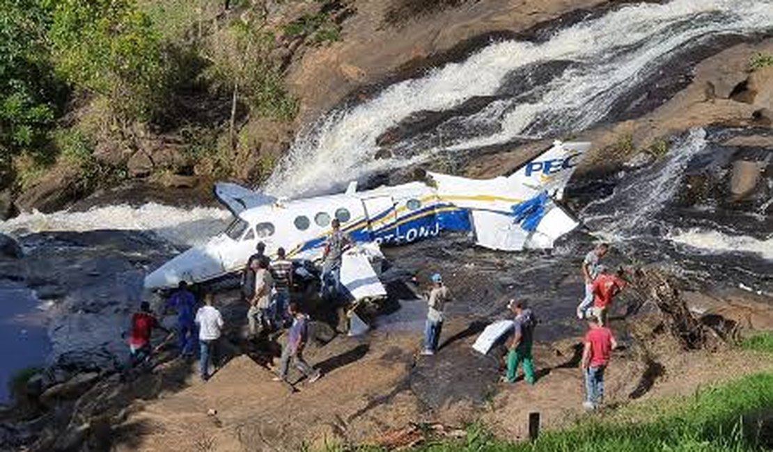 Urgente: avião que levava cantora Marília Mendonça e produtor cai em MG