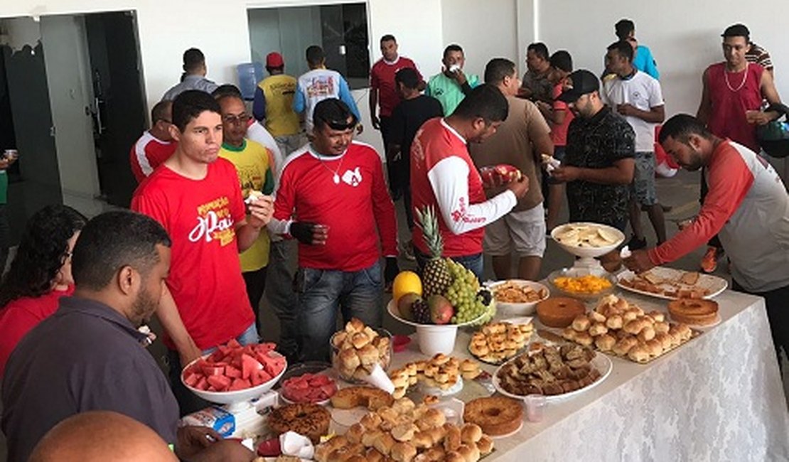 Associação de Proteção Veicular homenageia os pais com premiações e carreata, em Arapiraca