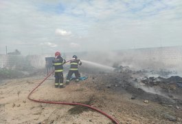 Vídeo. Depósito de resíduos plásticos pega fogo em Arapiraca