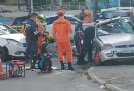 Acidente na Fernandes Lima deixa uma pessoa presa às ferragens de carro, em Maceió