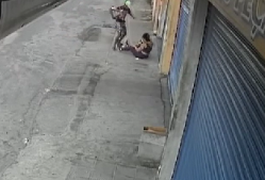 VÍDEO: Câmera flagra assaltante agredindo mulher em via pública para roubar bolsa em Arapiraca