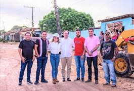 Prefeito Luciano Barbosa acompanha início da pavimentação de ruas no povoado Pé-Leve Velho