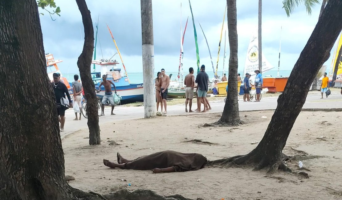 Homem é morto a tiros na orla da Pajuçara em Maceió