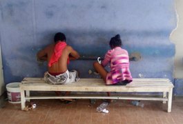 Jovem é presa e menor apreendido suspeitos de roubar celular, em Arapiraca