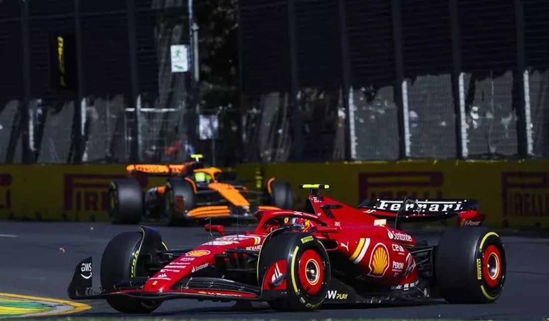 Sainz vence GP da Austrália após disputa com saída de Verstappen, Hamilton e Russell