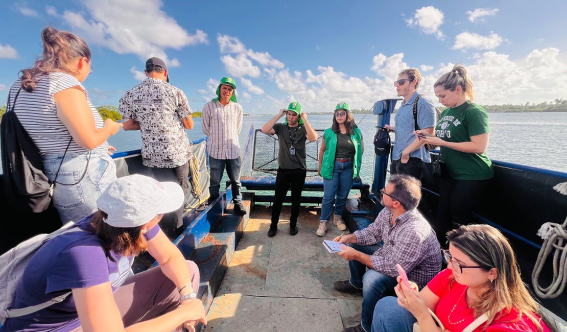 Estudantes de pós-graduação de políticas públicas conhecem funcionamento do Ecoboat, na Lagoa Mundaú