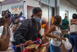 Alagoano Pedrinho desembarca em Alagoas após deixar Ucrânia por causa da guerra com a Rússia