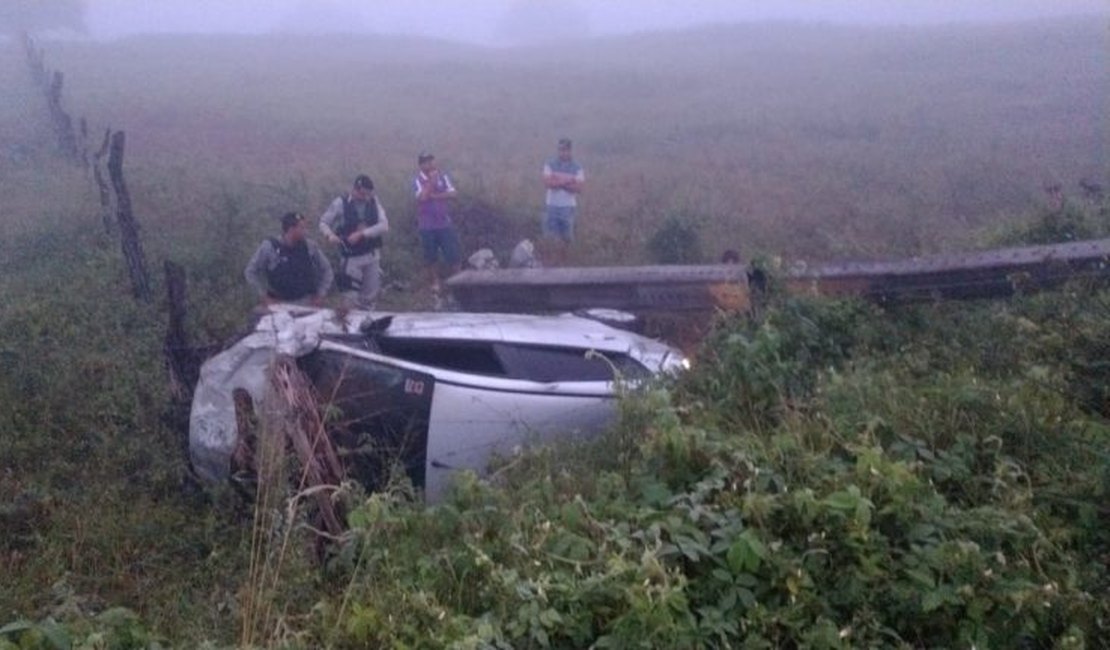 Condutor sobra em curva e capota carro no Agreste alagoano