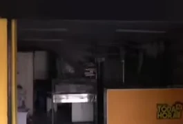 Fritadeira esquecida ligada provoca incêndio em lanchonete e mobiliza bombeiros em Maceió