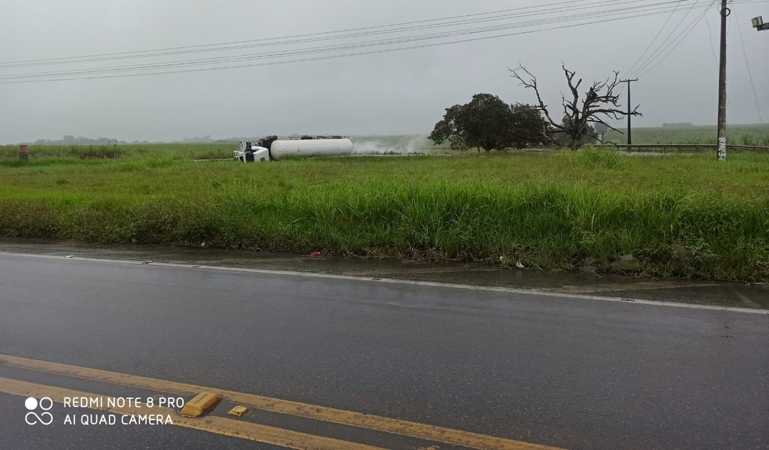 Caminhão-tanque com carga de oxigênio líquido tomba em Satuba; há risco de asfixia e queimadura por contato