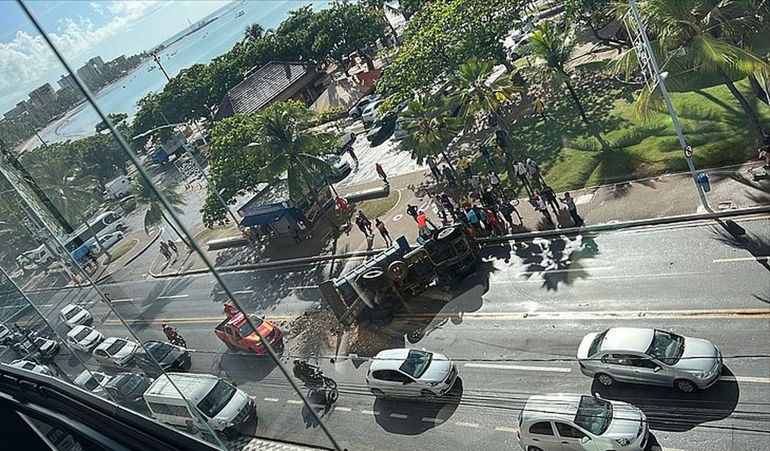 VÍDEO. Caçamba desgovernada invade contramão e sete pessoas acabam feridas na orla de Maceió