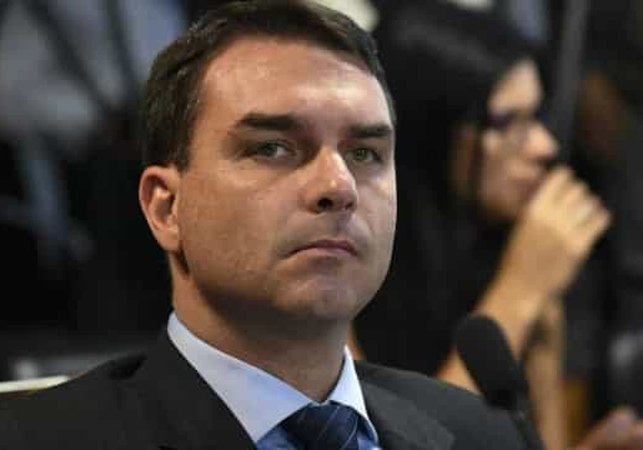 Valor pedido por Flávio para filme de Bolsonaro supera o orçamento de vencedores do Oscar