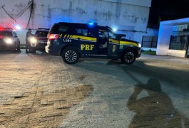 PRF prende condutor com carro clonado na Avenida Durval de Góes Monteiro, em Maceió