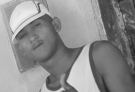 Jovem é assassinado com diversos tiros e comerciante acaba baleado de raspão em praça de Coruripe
