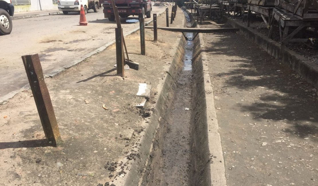 Prefeitura de Arapiraca faz manutenção de limpeza de canais em linha férrea na Primavera