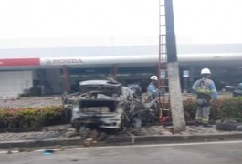 Veículo bate em poste, pega fogo e motorista morre carbonizado