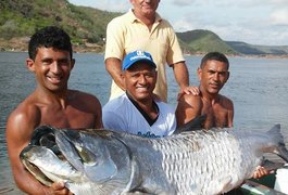 Pescadores capturam peixe com quase dois metros no Rio São Francisco