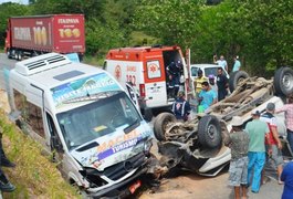 Acidente entre Van e caminhonete deixa 24 feridos na BR-101