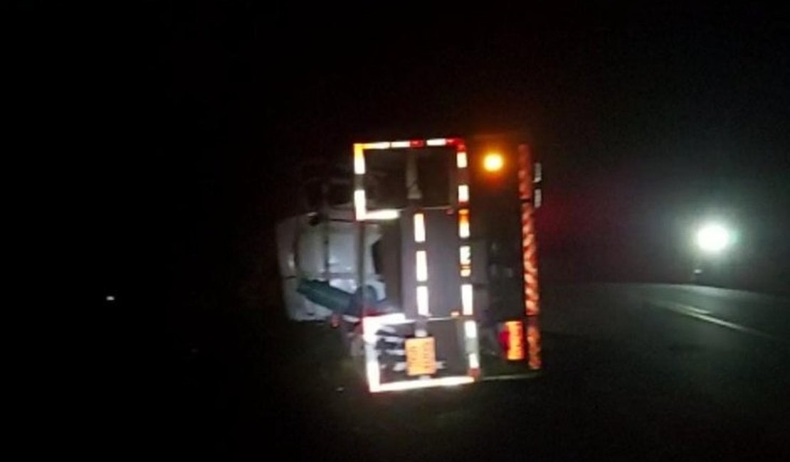 Acidente envolvendo caminhão carregado com cilindros de amônia deixa motorista ferido, em Maribondo