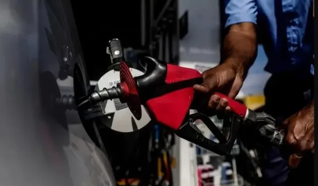 Casal esfaqueia frentista durante assalto em posto de combustíveis em Arapiraca