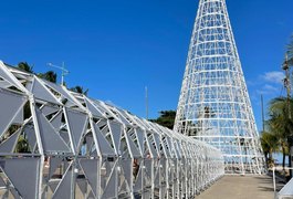 Prefeitura instala túnel luminoso que passará por dentro da Árvore de Natal de Maceió