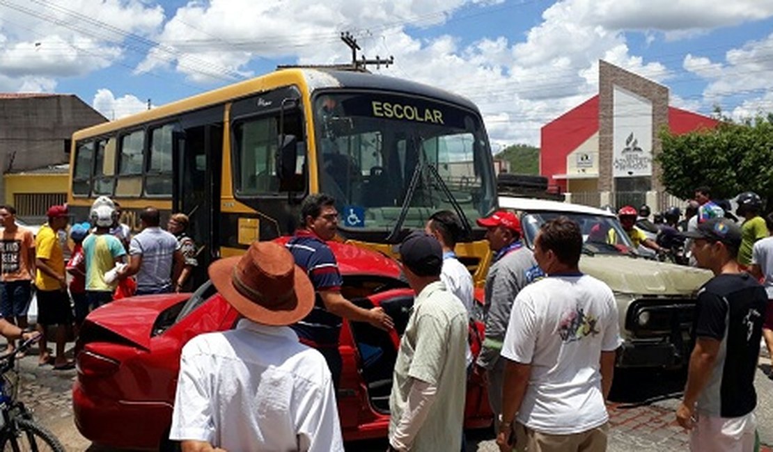 Micro-ônibus escolar se envolve em acidente e deixa uma pessoa ferida