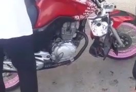 Vídeo. Homens saem ilesos após moto ser atingida por caminhão baú, em Arapiraca