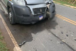 Motociclista sem capacete morre ao colidir frontalmente contra van em São Miguel dos Milagres