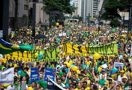 Pessoas de todas as idades participam de protesto em São Paulo