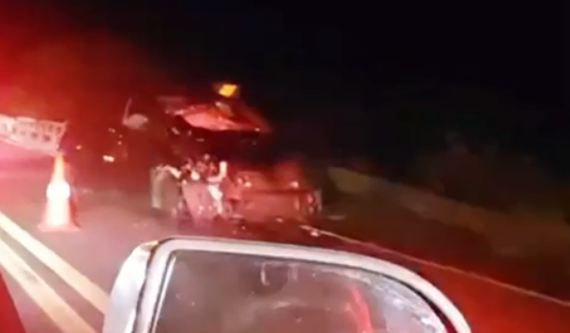 Duas pessoas são socorridas após colisão entre carro e moto em Delmiro Gouveia