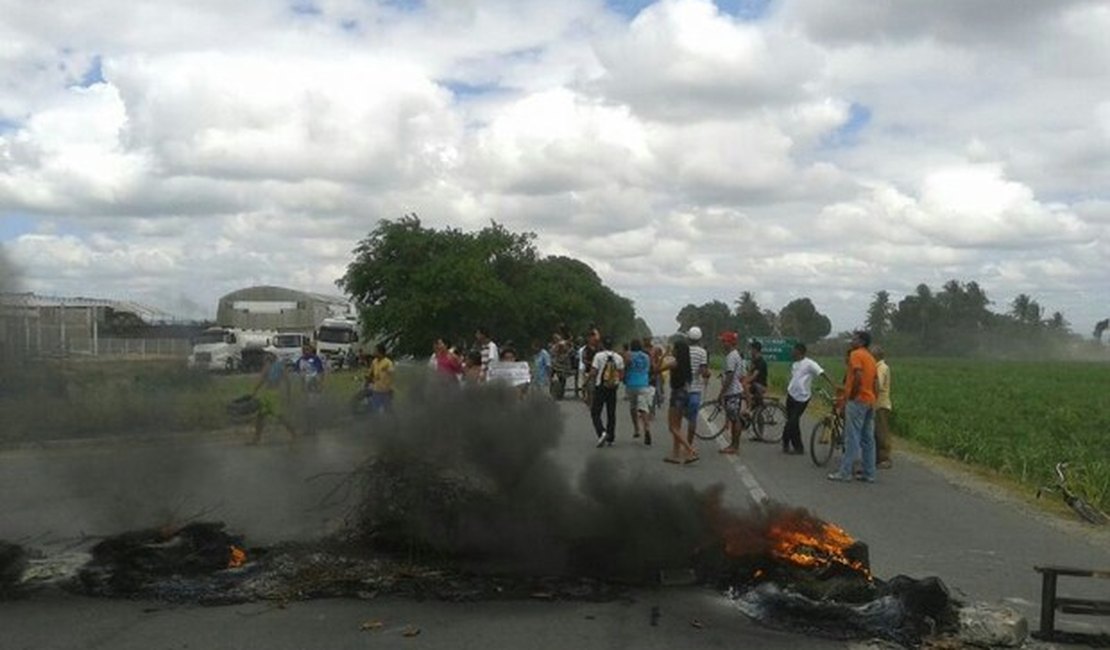 Protesto de trabalhadores impossibilita viagem de trem até Rio Largo