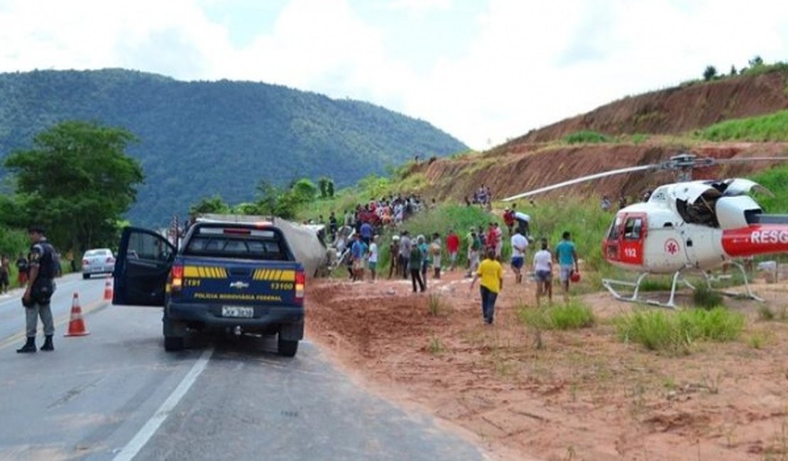 Motorista fica gravemente ferido após carreta tombar na BR-101, em Alagoas