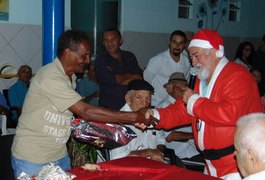 Grupo solidário leva carinho e presentes para idosos em Arapiraca