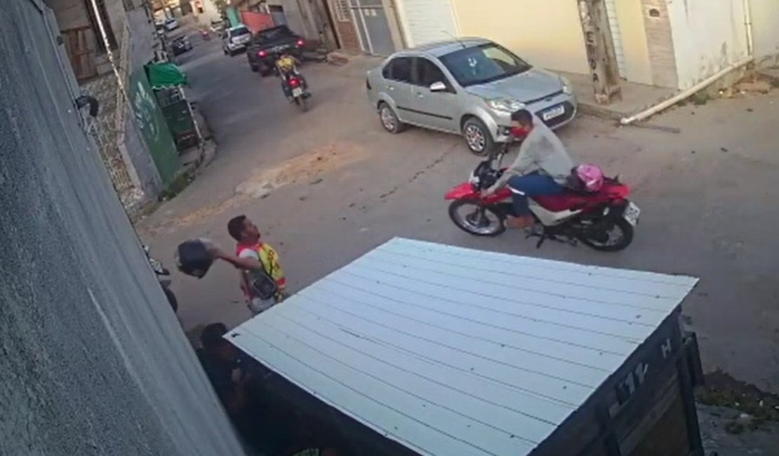 Vídeo. Mototaxista acerta capacete em assaltante e recupera moto de colega