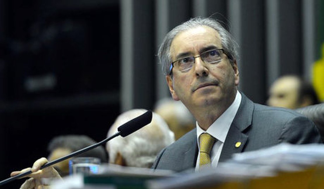 Grupo de 35 deputados pede afastamento de Cunha da presidência da Câmara