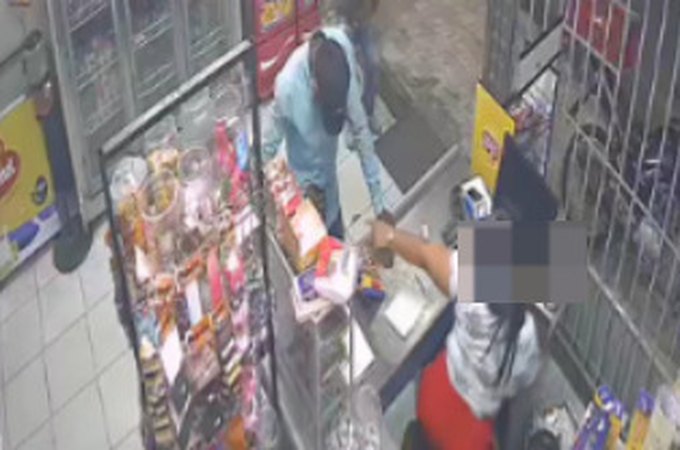 VÍDEO: Após flagrante, dona de mercadinho faz homem devolver produtos que furtaria do estabelecimento, em Arapiraca