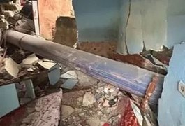 Mulher morre esmagada dentro de casa por cano que caiu de caminhão