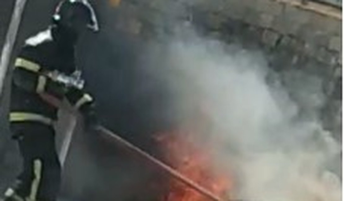 Veículo pega fogo e assusta motoristas e pedestres em Maceió