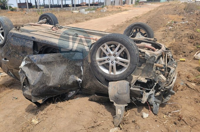 Carro roda na pista e outro capota em batida com quatro feridos em São Sebastião