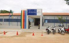 Prefeito entrega escola no Povoado Alazão