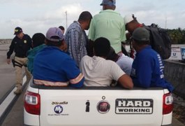 PRF flagra veículo com 13 pessoas na carroceria em trecho da BR-101, em Teotônio Vilela