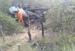 Acidente envolvendo carro e caminhão deixa um morto e um ferido no Agreste alagoano
