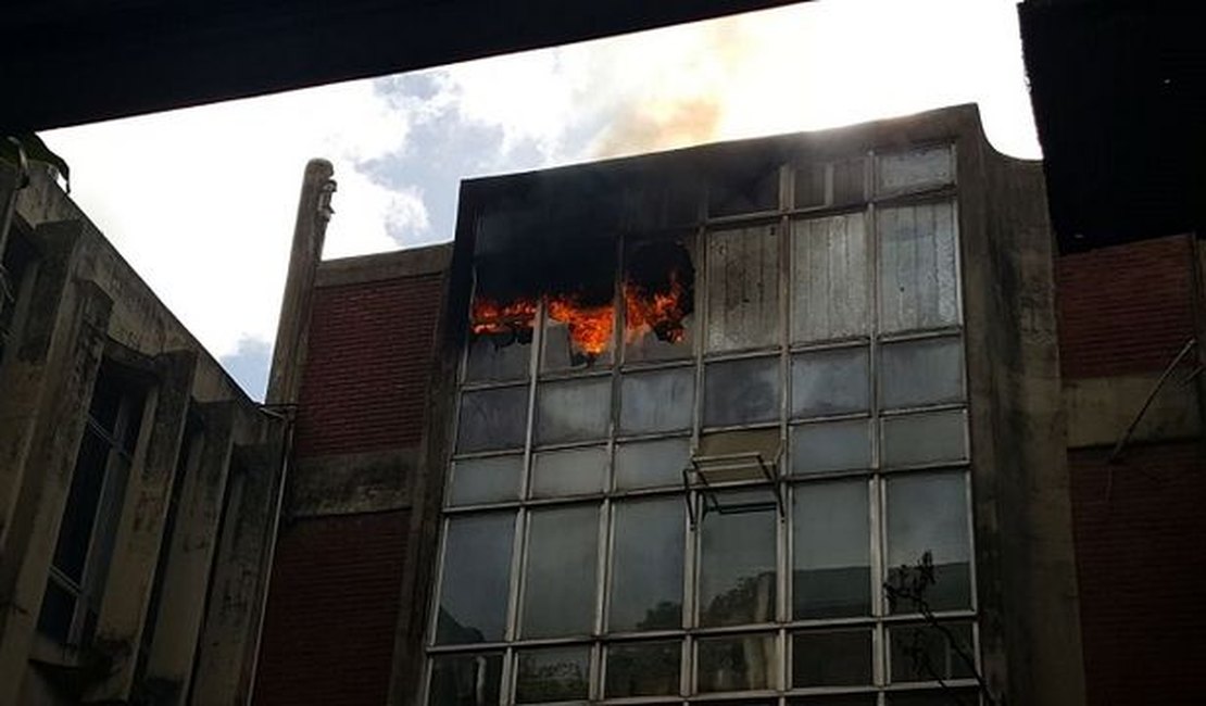 Incêndio atinge biblioteca da Universidade Federal de Pernambuco